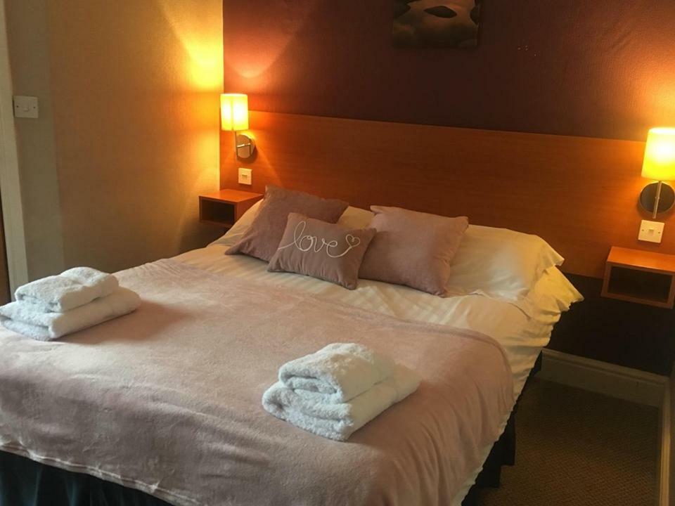 The Bear Inn Hodnet エクステリア 写真